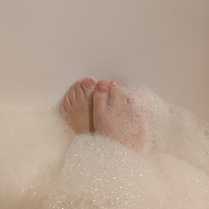 11 Bilder,Füße in der Badewanne