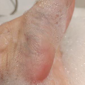 11 Bilder,Füße in der Badewanne