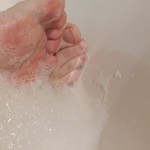 11 Bilder,Füße in der Badewanne