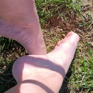 11 Bilder Frühling Füsse auf der Wiese