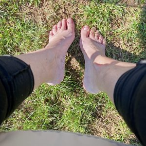 11 Bilder Frühling Füsse auf der Wiese