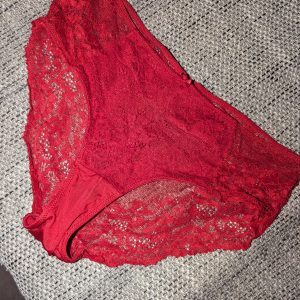 Rotes Spitzenhöschen