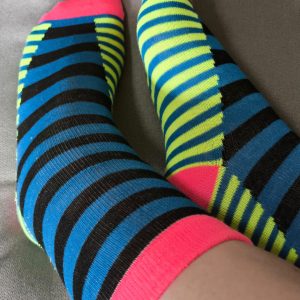 Süße Socken nach Wunsch getragen