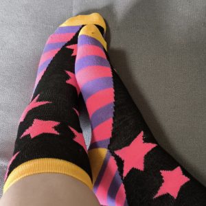 Süße Socken nach Wunsch getragen