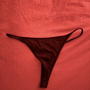 Getragener Tanga mit Ausfluss
