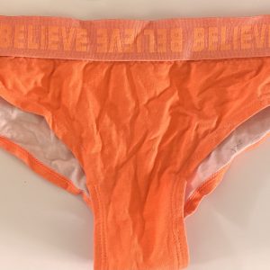 Getragener orangener Slip