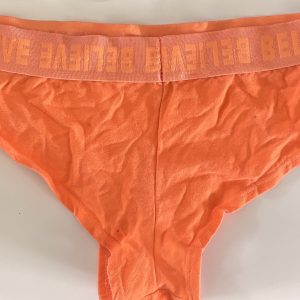  Getragener orangener Slip 