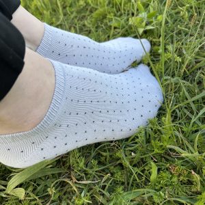 Sinnlich getragen Socken - weiß mit schwarzen Punkten - nach deinen Wünschen veredelt