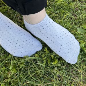 Sinnlich getragen Socken - weiß mit schwarzen Punkten - nach deinen Wünschen veredelt