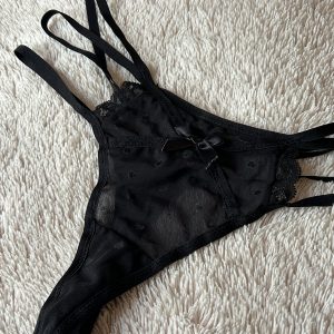 Getragener schwarzer Tanga, schön mit kleinen Herzen