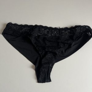 Schwarzer Slip Spitze