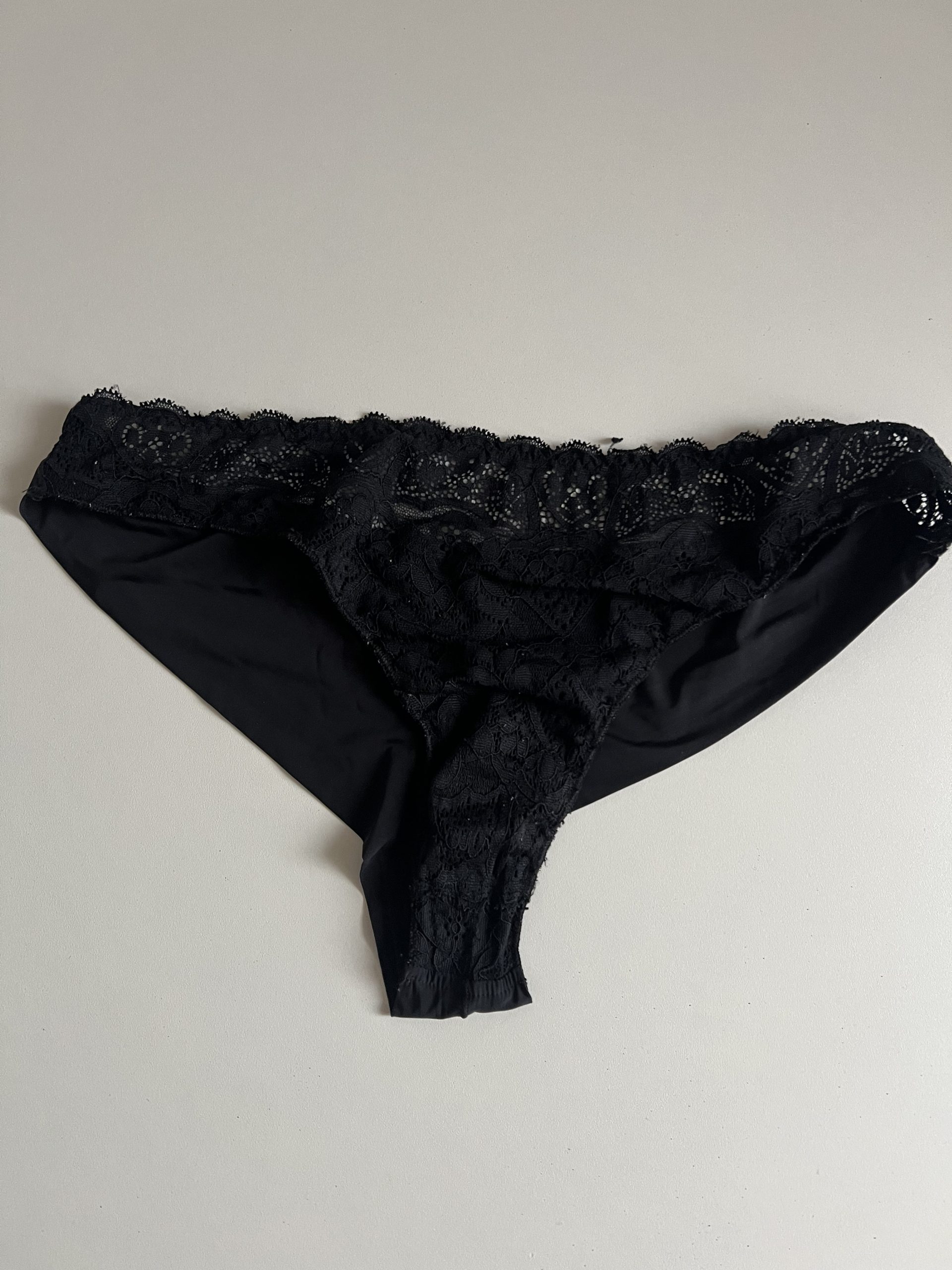 Schwarzer Slip Spitze