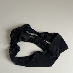 Schwarzer Slip Spitze
