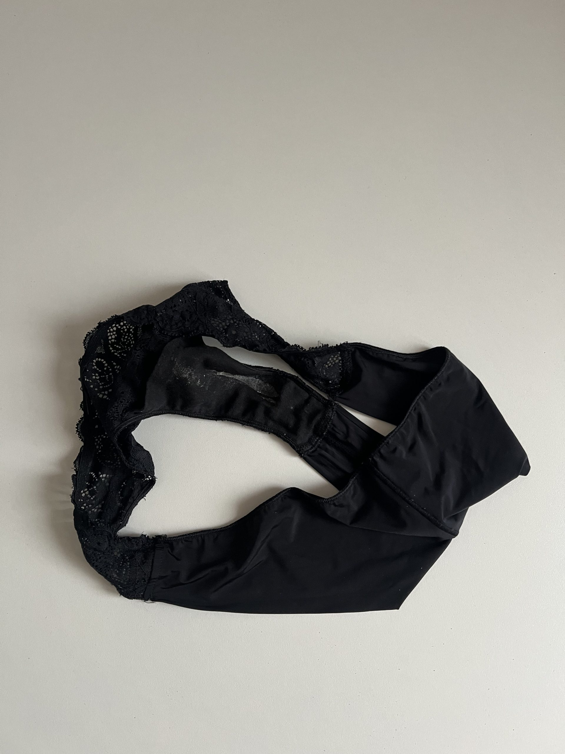 Schwarzer Slip Spitze