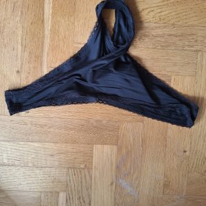 Sexy Höschen nach einem Strandtag und Kraftsport