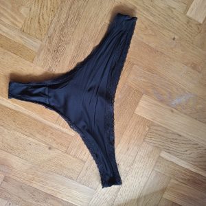 Sexy Höschen nach einem Strandtag und Kraftsport