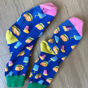 Bunte socken und Fußbild am Meer