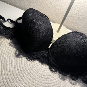 Schwarzer Spitzen-BH
