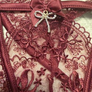 Eleganter Bordeaux-Tanga mit Schleifendetails ️