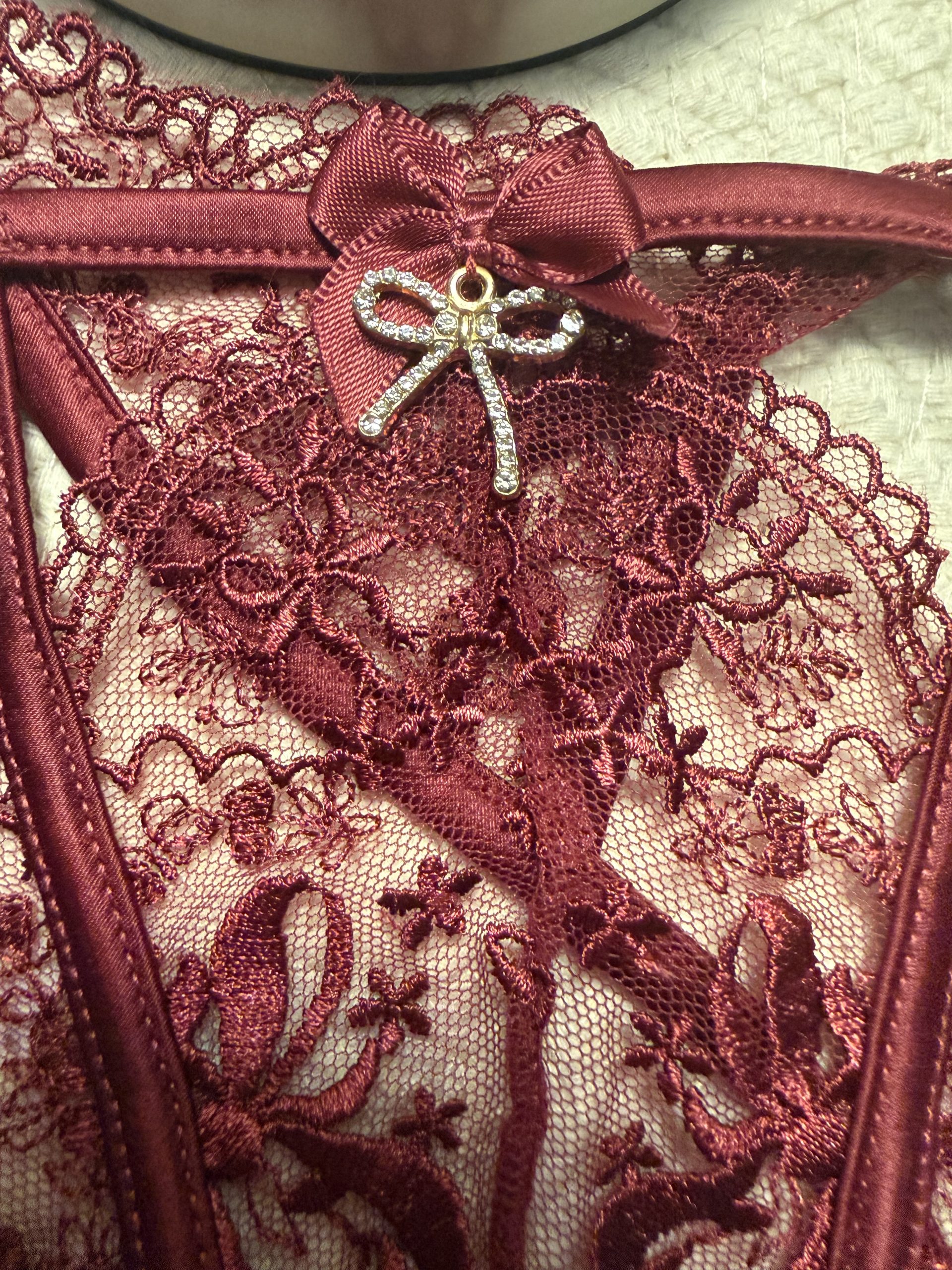 Eleganter Bordeaux-Tanga mit Schleifendetails ️