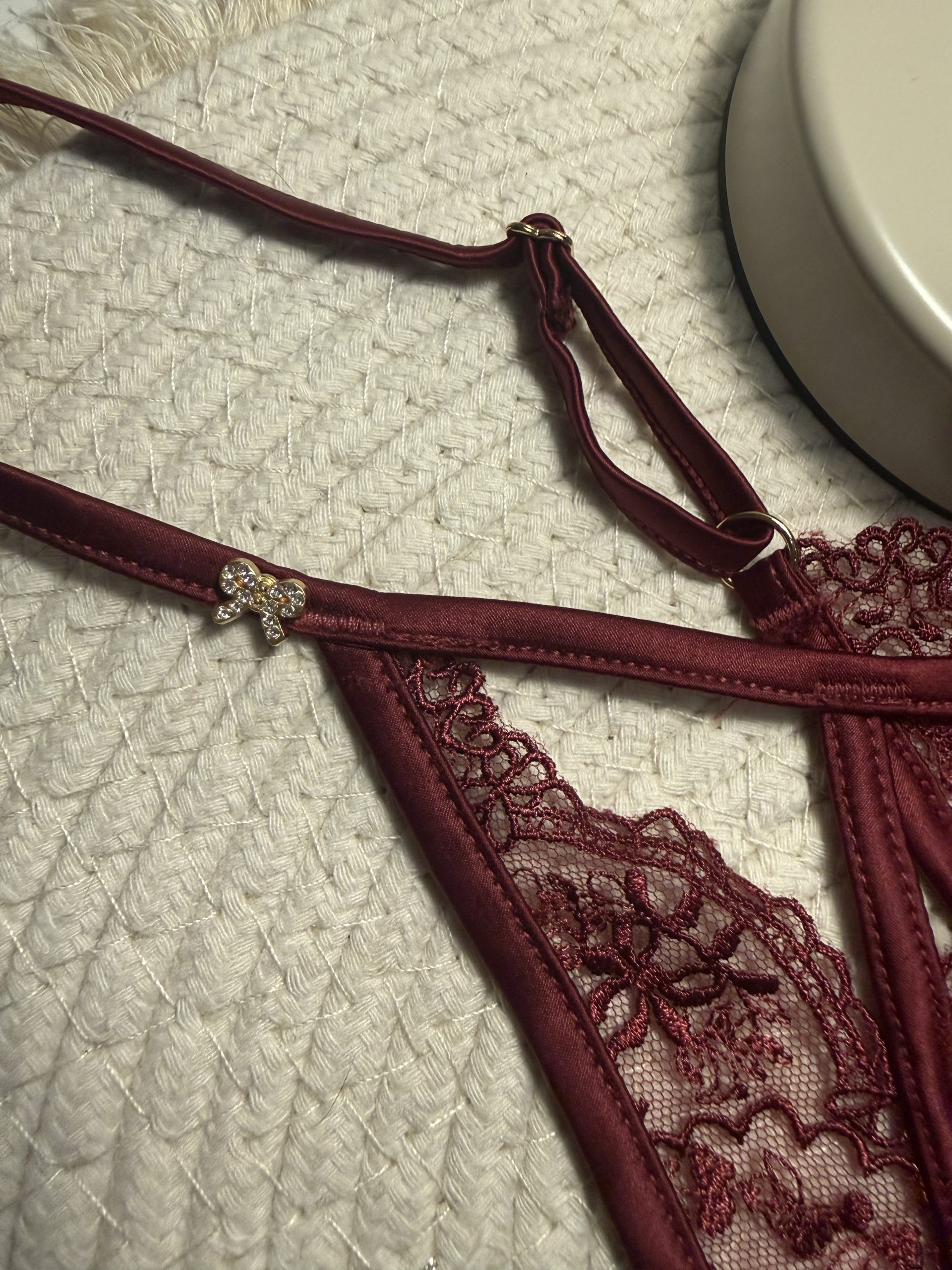 Eleganter Bordeaux-Tanga mit Schleifendetails ️