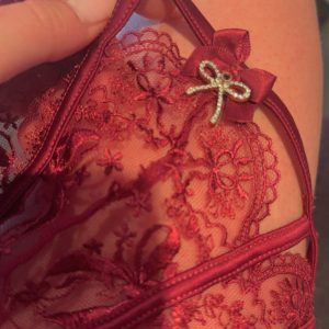 Eleganter Bordeaux-Tanga mit Schleifendetails ️