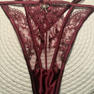 Eleganter Bordeaux-Tanga mit Schleifendetails ️