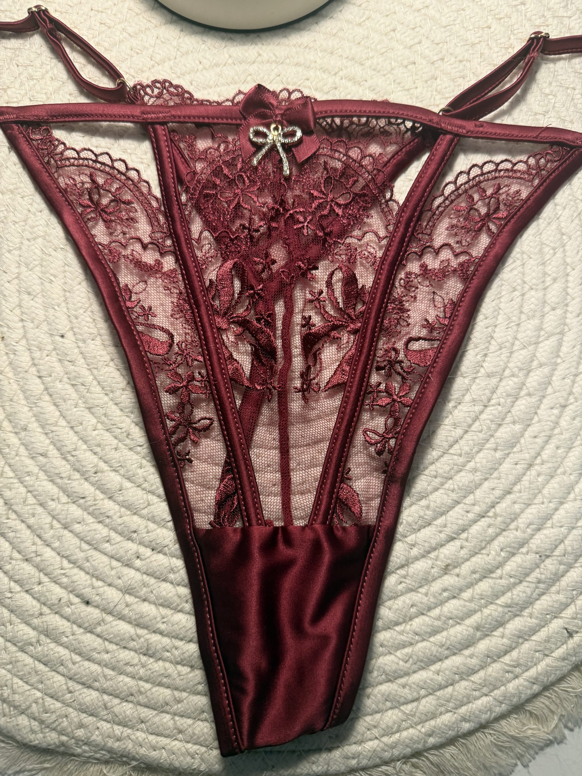 Eleganter Bordeaux-Tanga mit Schleifendetails ️