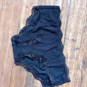 Schwarzer Tanga mit Spitze – exklusiv getragen