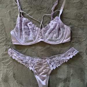 Zartes roséfarbenes Spitzen-Dessous-Set – verspielt & feminin