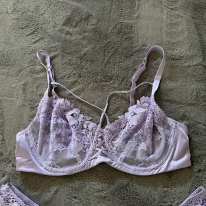 Zartes roséfarbenes Spitzen-Dessous-Set – verspielt & feminin