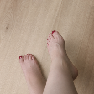 ️ Red Toes – Barefoot