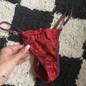 Getragener roter Slip Tanga