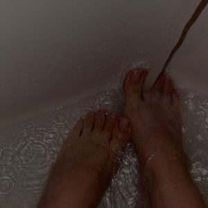 Wet feets in the bathtube
