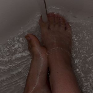 Wet feets in the bathtube