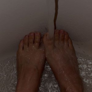Wet feets in the bathtube