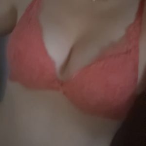 Videos einer 18 Jährigen wie sie ihr Pussy berührt