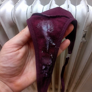 Getragener Tanga mit Ausfluss