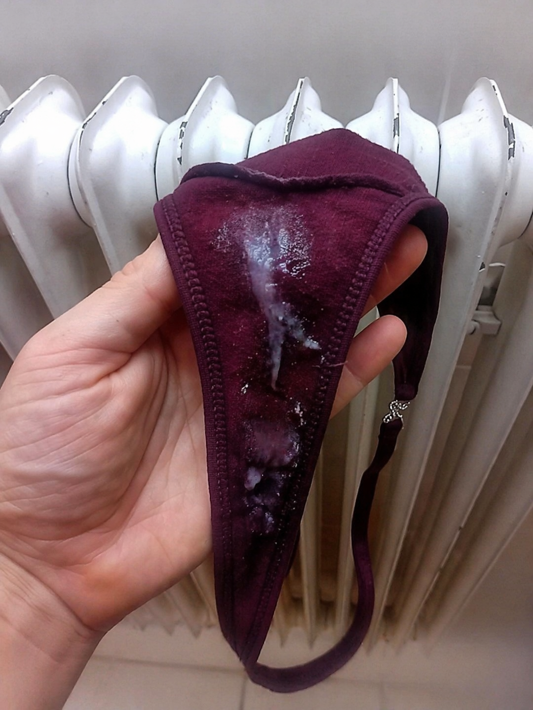 Getragener Tanga mit Ausfluss