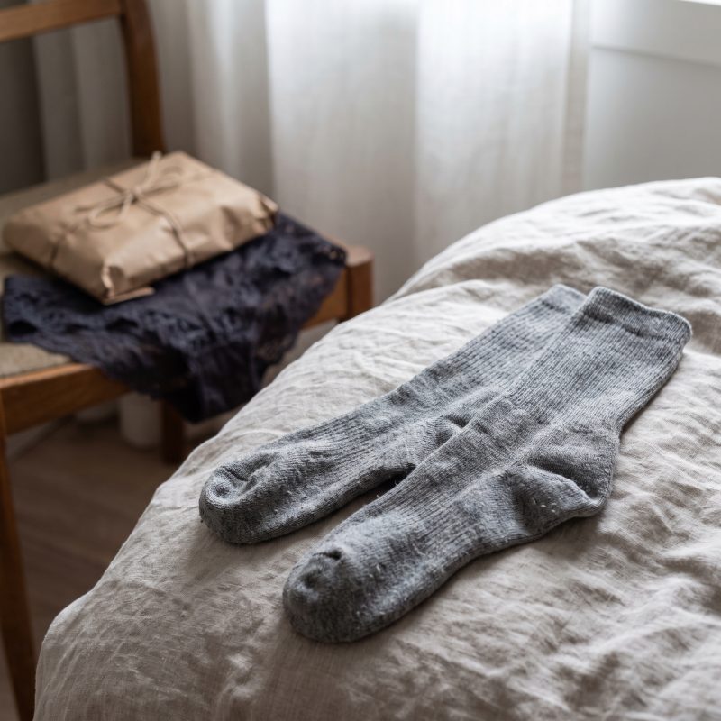 Erwachsene Verkäuferin mit getragenen Socken und Schuhen als Fetisch-Angebote