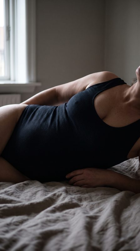 Erwachsene Frau mit großer Oberweite in sinnlicher 18+ Darstellung